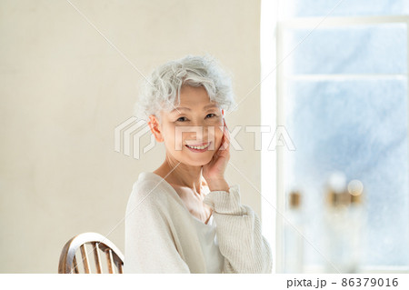 シニア女性 86379016