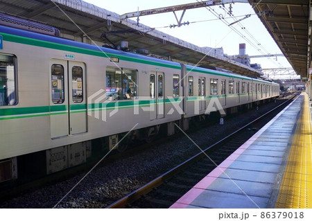 駅のホームと電車（常磐線、我孫子駅） 86379018