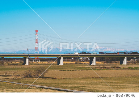 圏央道荒川橋 高速道路と冬の河川敷と日光白根山などの山々 2022.01 b-3 フィルム調 圏央道荒川橋 高速道路と冬の河川敷と日光白根山などの山々 2022.01 b-3 フィルム調 86379046