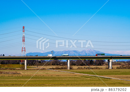 圏央道荒川橋 高速道路と冬の河川敷と赤城山の山並み 2022.01　b-2 高彩度 86379202