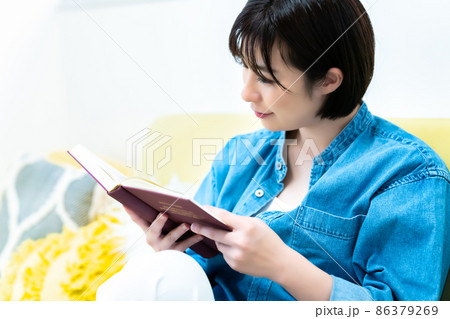 ソファで読書をする若い女性 ソファで読書をする若い女性 86379269