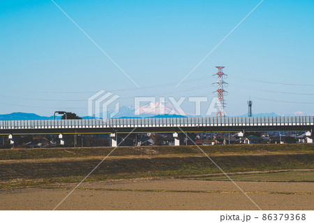 圏央道荒川橋 高速道路と冬の河川敷と雪の浅間山 2022.01　フィルム調 86379368