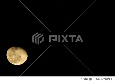 北杜市白州町、昇ったばかりの一月居待月（位置：左下） 86379894