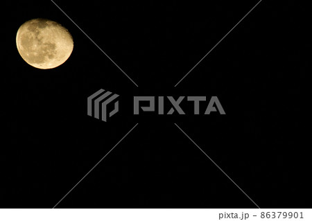 北杜市白州町、昇ったばかりの一月居待月(位置:左上) 北杜市白州町、昇ったばかりの一月居待月(位置:左上) 86379901