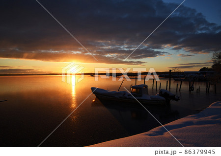 紅く染まる湖 86379945