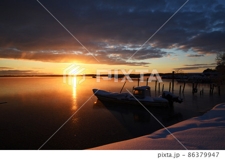 紅く染まる湖 86379947