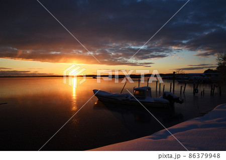 紅く染まる湖 86379948