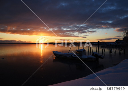 紅く染まる湖 86379949