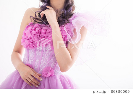 ピンクのドレスを着た女性　dress 86380009