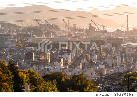 《広島県》呉市中心街・港町の夕暮れ 《広島県》呉市中心街・港町の夕暮れ 86380168