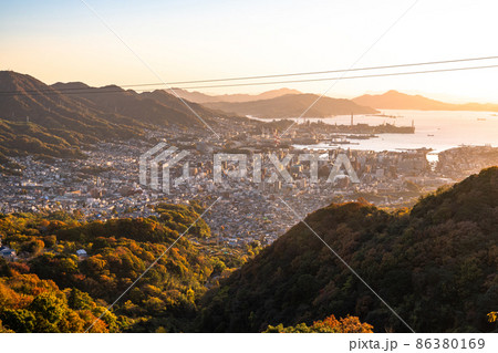 《広島県》呉市中心街・港町の夕暮れ 86380169
