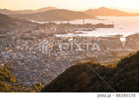 《広島県》呉市中心街・港町の夕暮れ 《広島県》呉市中心街・港町の夕暮れ 86380170