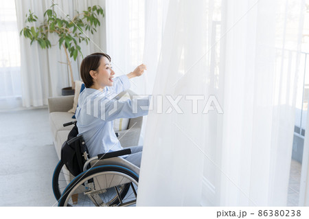 窓　車椅子　女性　　30代　 86380238