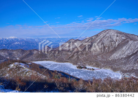 冬の群馬県赤城山 地蔵岳山頂から北側(黒檜山,小黒檜山,凍結した大沼,赤城神社など)を見る 冬の群馬県赤城山 地蔵岳山頂から北側(黒檜山,小黒檜山,凍結した大沼,赤城神社など)を見る 86380442