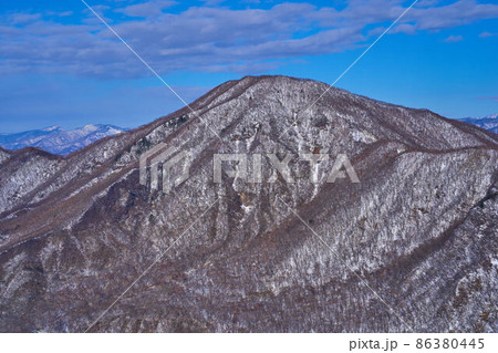 冬の群馬県赤城山 地蔵岳山頂から北東側(黒檜山など)を見る 冬の群馬県赤城山 地蔵岳山頂から北東側(黒檜山など)を見る 86380445