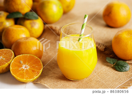 Fresh made orange juice from organic oranges in a glass Fresh made orange juice from organic oranges in a glass 86380656
