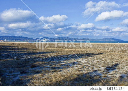 鳥取県　弓ヶ浜　草の生えた砂浜の風景 86381124