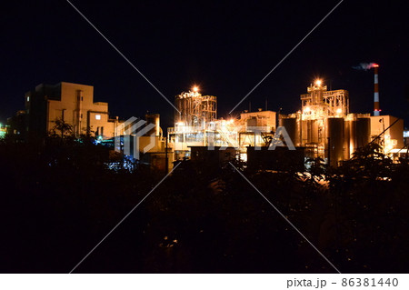 静岡県富士市の食品工場（三菱ライフサイエンス富士工場）の夜景 86381440