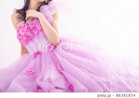 ピンクのドレスを着てポーズをとる女性 dress ピンクのドレスを着てポーズをとる女性 dress 86381854