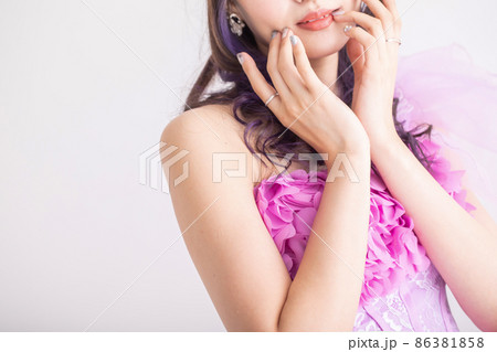指作で頰をなぞる女性 dress 指作で頰をなぞる女性 dress 86381858