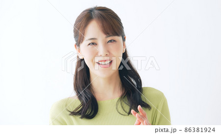 話をする女性　インタビュー　相談 86381924