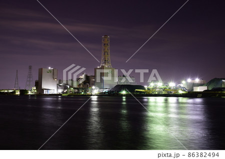 川崎市川崎区の大川町緑地から見た工場夜景、JR東日本川崎火力発電所など 86382494