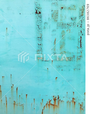 塗装が剥がれて錆びた壁 86382769