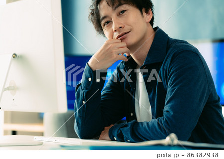 パソコンに向かう男性 86382938