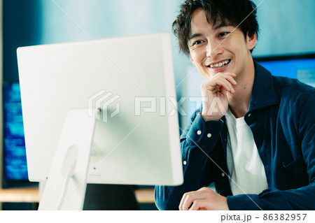 パソコンに向かう男性 86382957