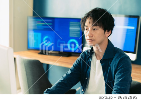 パソコンに向かう男性 パソコンに向かう男性 86382995