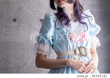 ロリータファッションに身を包む女性　Lolita 86383182