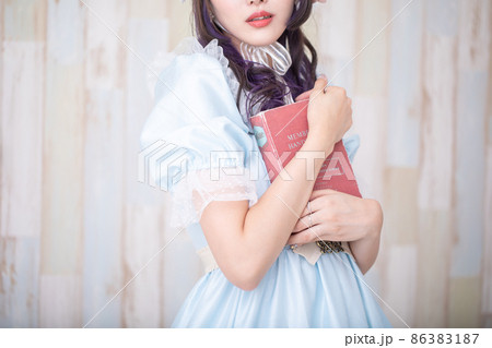 本を抱えるロリータな女性　Lolita 86383187
