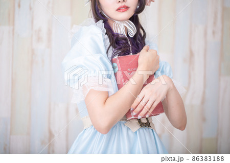 本を抱えるロリータな女性 Lolita 本を抱えるロリータな女性 Lolita 86383188