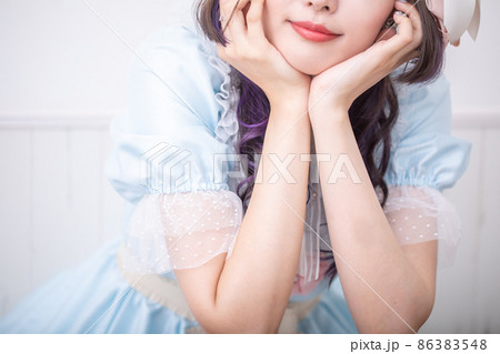 頬杖をして見つめる女性 Lolita 頬杖をして見つめる女性 Lolita 86383548
