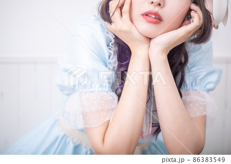 頬杖をして見つめる女性　Lolita 86383549