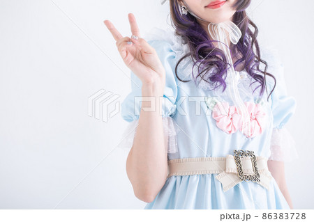 ハンドサインをするロリータファッションの女性　Lolita 86383728