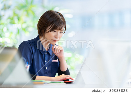 介護イメージ　介護士　リモート介護　IT化　撮影協力：WEEK芝大門（サンフロンティア不動産)  86383828