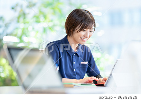 介護イメージ　介護士　リモート介護　IT化　撮影協力：WEEK芝大門（サンフロンティア不動産)  86383829