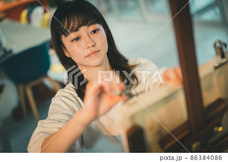 目玉クリップでB3パネルに画用紙を止めてデッサンをする女子 目玉クリップでB3パネルに画用紙を止めてデッサンをする女子 86384086