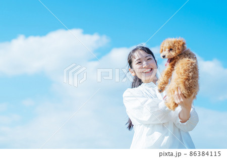 愛犬と遊ぶ女性（上半身） 86384115