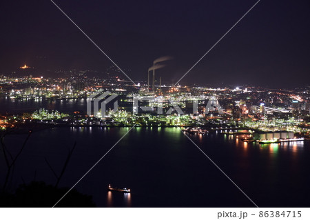 山口県周南市の太華山山頂展望台からみた周南市の夜景、トクヤマ徳山製造所など 山口県周南市の太華山山頂展望台からみた周南市の夜景、トクヤマ徳山製造所など 86384715