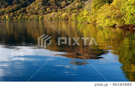 青い湖水と紅葉の十和田湖 86384880