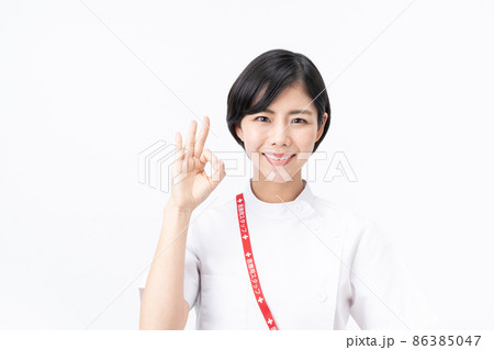 ケーシー白衣を着た若い看護師(白バック) ケーシー白衣を着た若い看護師(白バック) 86385047