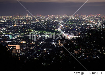 大阪府東大阪市の額田山展望台から見た大阪市を中心とした夜景 大阪府東大阪市の額田山展望台から見た大阪市を中心とした夜景 86385101