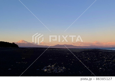 夕日に色付く空と富士山の景色 86385127