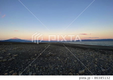夕日に色付く空と富士山の景色 86385132