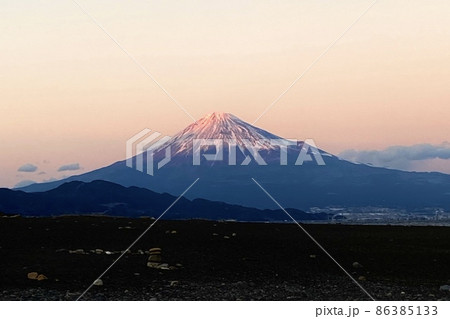 夕日に色付く空と富士山の景色 86385133