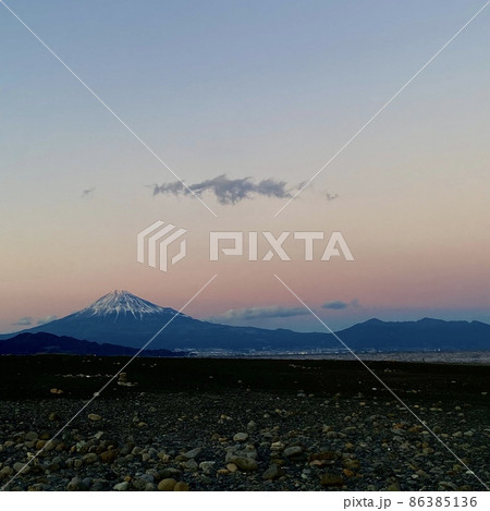 夕日に色付く空と富士山の景色 夕日に色付く空と富士山の景色 86385136