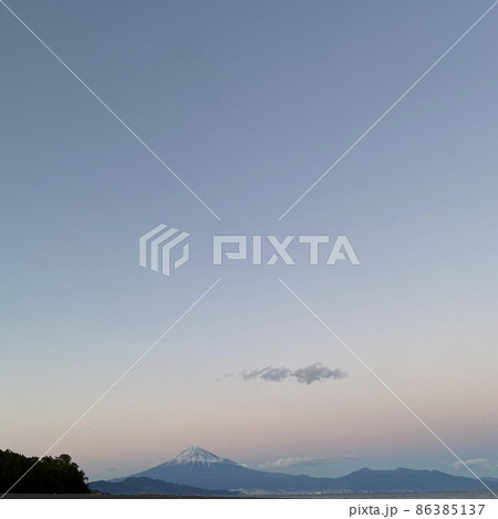 夕日に色付く空と富士山の景色 夕日に色付く空と富士山の景色 86385137