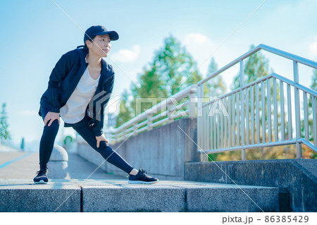 準備運動する女性（ストレッチ・全身） 86385429